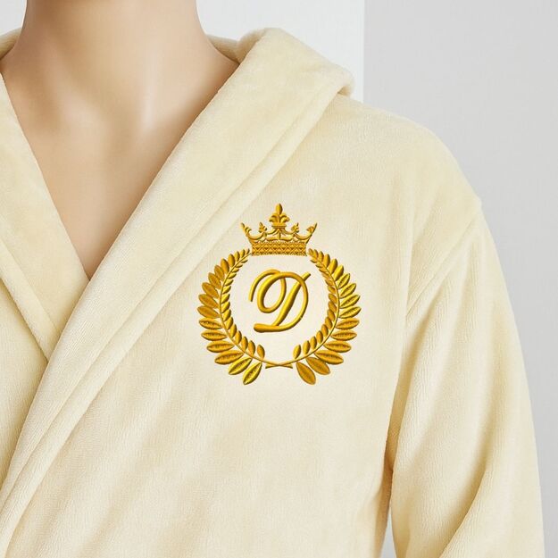 Siuvinėtas veliūro chalatas "Auksinė monograma"