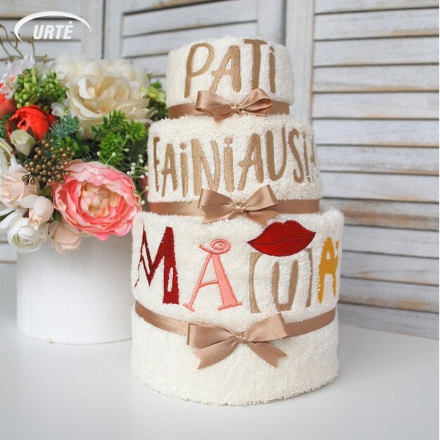 Rankšluosčių tortas "Raudonos lūpytės"