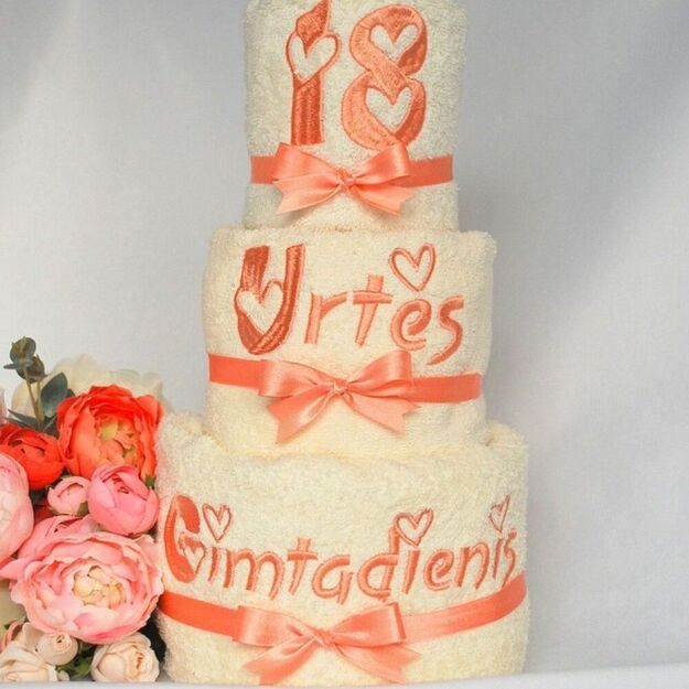 Rankšluosčių tortas "Gimtadienio širdučių tortas"