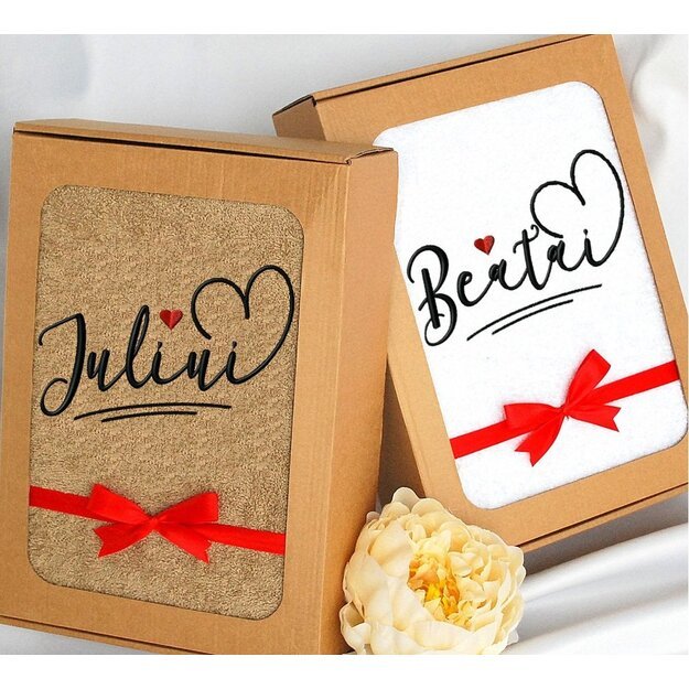 Siuvinėtas rankšluostis "Vardinės širdelės"